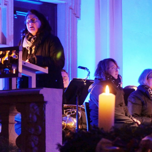 Stimmungsvolles Bild in blauen Farbtönen von der Kirche beim Konzert