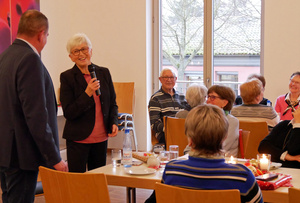 Die Seniorenkreisleiterin spricht und schaut dabei den Bürgermeister an.
