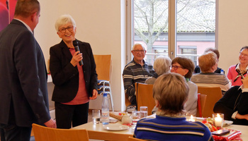 Die Seniorenkreisleiterin spricht und schaut dabei den Bürgermeister an.