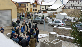 Blick von der Kirchentreppe herunter in den Hof der Familie Sauer