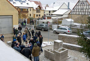 Blick von der Kirchentreppe herunter in den Hof der Familie Sauer