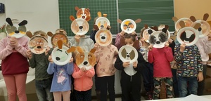 Kinder mit ihren gebastelten Hundemasken