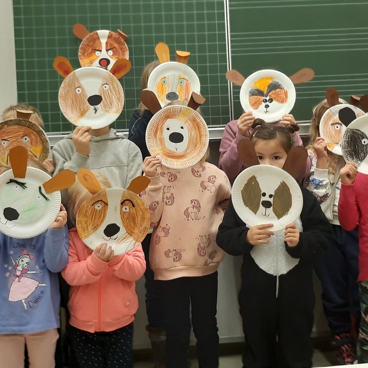 Kinder mit ihren gebastelten Hundemasken