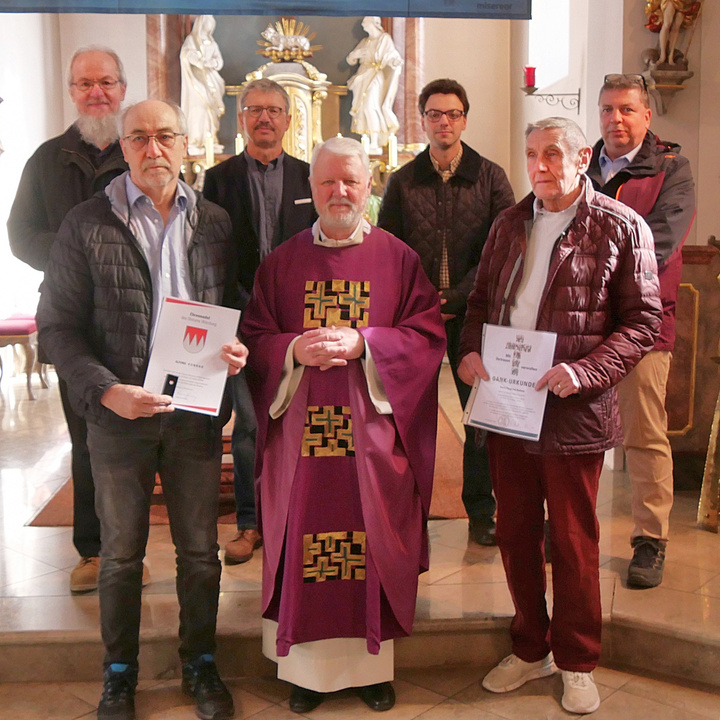 Gruppenbild auf den Altarstufen in der Hausener Kirche.