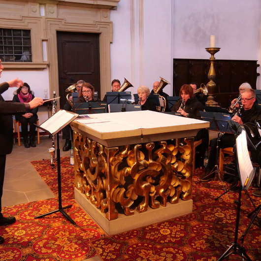 Das Orchester beim Spielen. Links auf dem Bild ist der Dirigent.