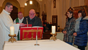 Gebet am Altar in der Wallfahrtskirche Fährbrück 