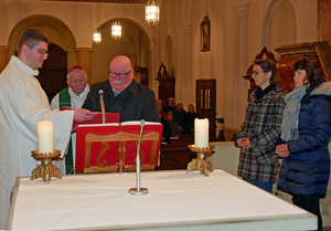 Gebet am Altar in der Wallfahrtskirche Fährbrück 