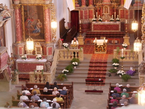 Blick von der Empore in den Kirchenraum. Vorne am Ambo steht Pfarrer Josef Treutlein.