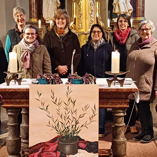 Gruppenbild mit acht Frauen. Alle schauen in die Kamera und lächeln.