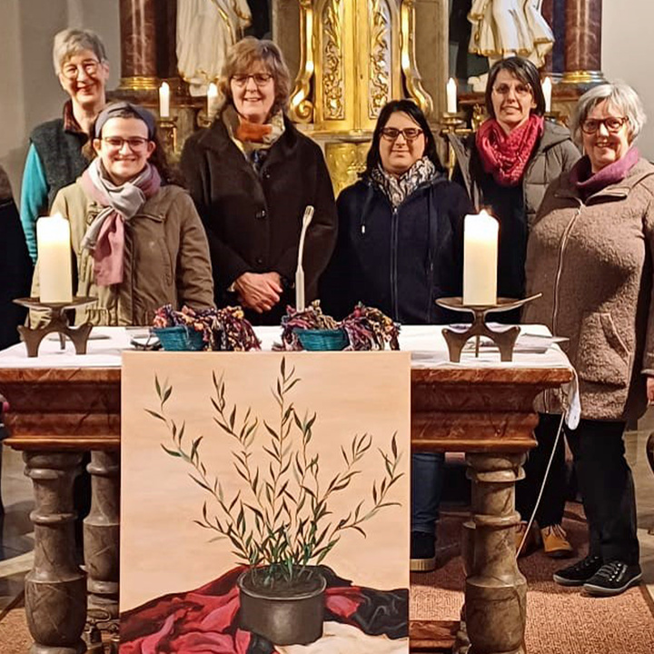 Gruppenbild mit acht Frauen. Alle schauen in die Kamera und lächeln.
