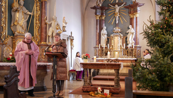 Der Pfarrer und die Lektorin stehen am Ambo in der Hausener Kirche.