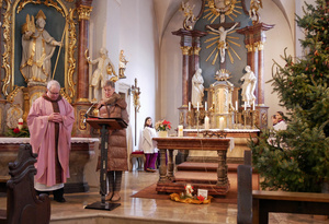 Der Pfarrer und die Lektorin stehen am Ambo in der Hausener Kirche.