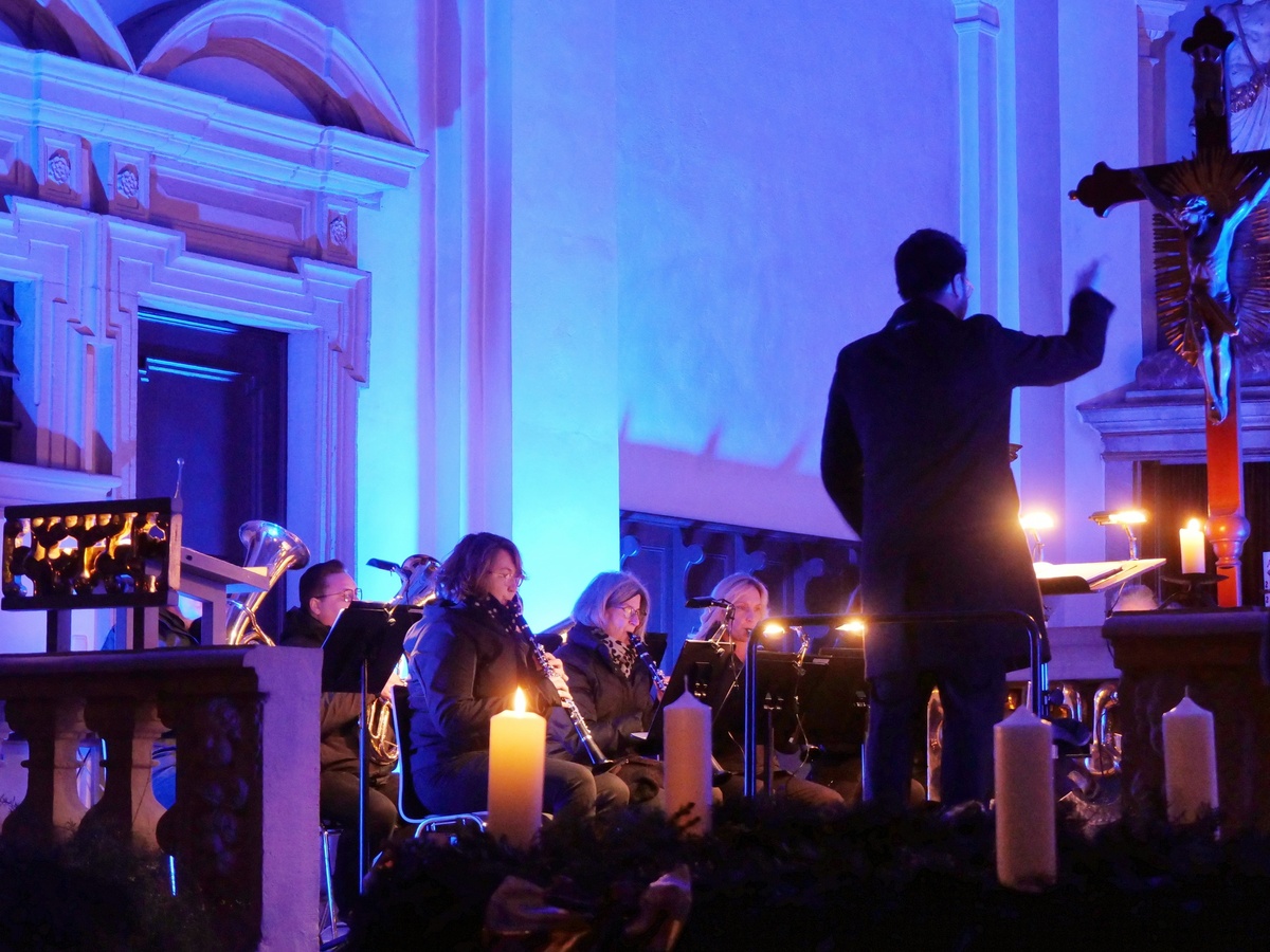 Stimmungsvolles Bild in blauen Farbtönen von der Kirche beim Konzert