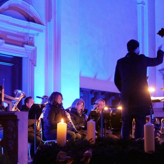 Stimmungsvolles Bild in blauen Farbtönen von der Kirche beim Konzert