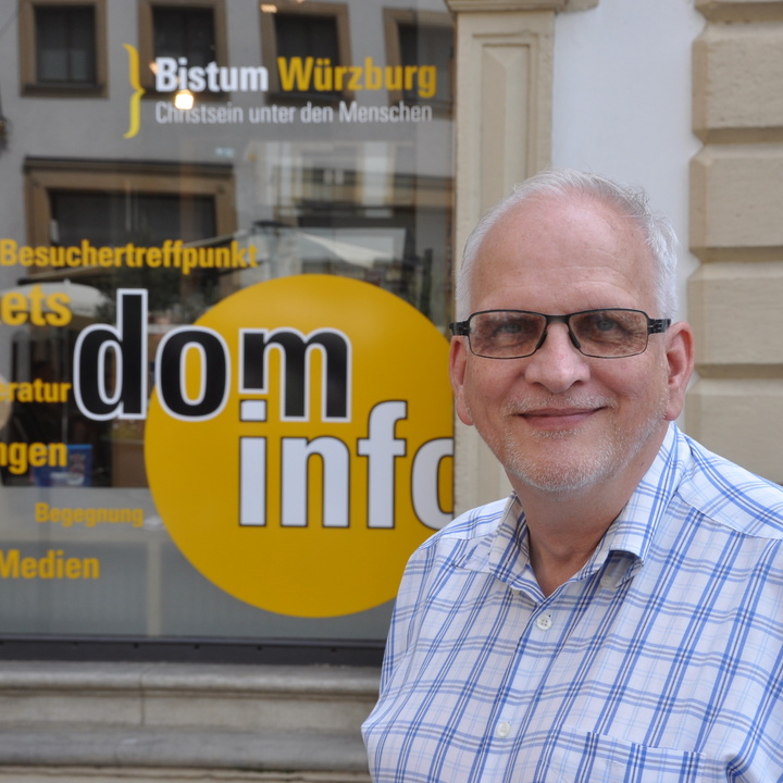 Der Themenreihen-Koordinator:Rüdiger Seyler vor der Dom-Info.