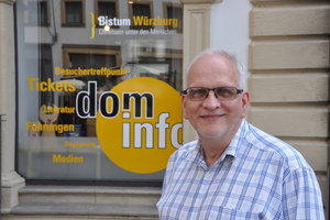 Der Themenreihen-Koordinator:Rüdiger Seyler vor der Dom-Info.
