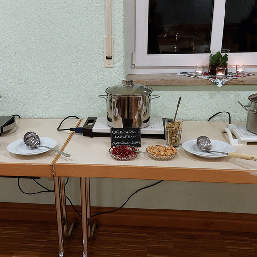 Auf einem Tisch stehen verschiedene Gegenstände