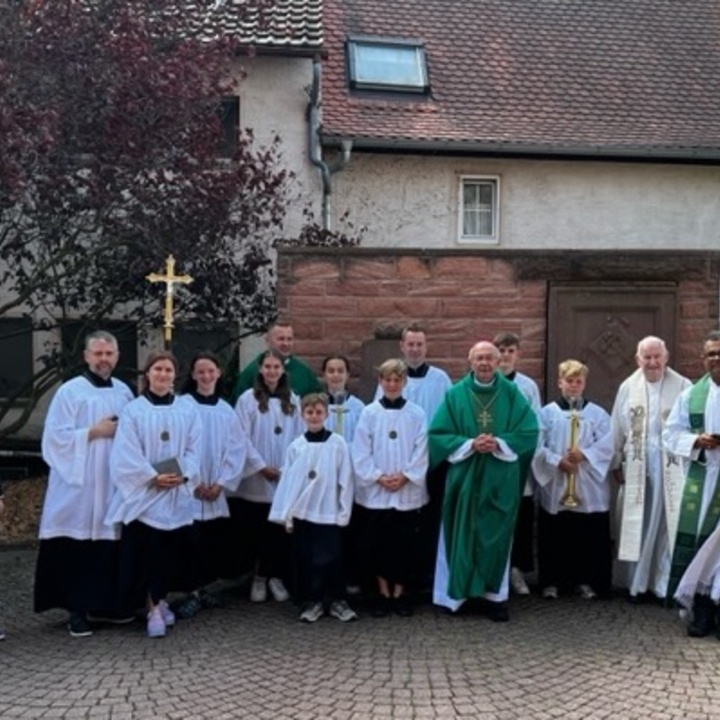 Gruppenfoto mit Bishop J. Douglas Deshotel