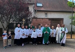 Gruppenfoto mit Bishop J. Douglas Deshotel