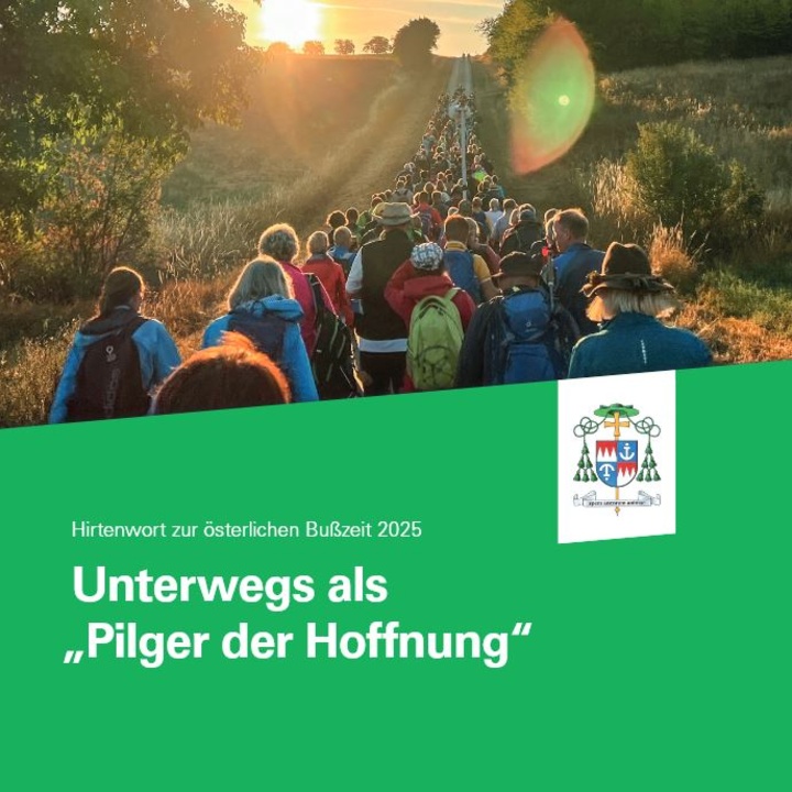 Menschen sind pilgernd unterwegs