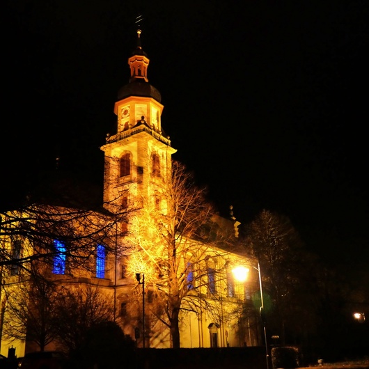 Stimmungsvolles Bild in blauen Farbtönen von der Kirche beim Konzert