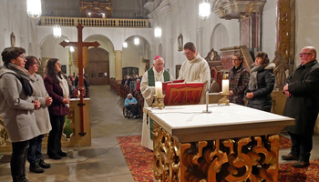 Die neuen Gottesdienstbeauftragten stehen um den Atar in der Wallfahrtskirche Fährbrück