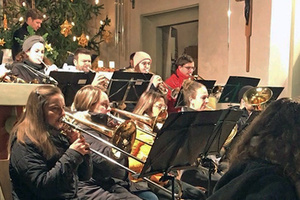Eine kleine Gruppe an Musizierenden in der Opferbaumer Kirche.