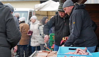 Zwei Männer grillen Bratwürste 