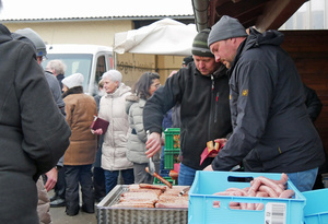 Zwei Männer grillen Bratwürste 
