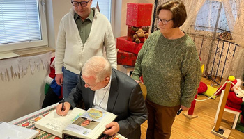 Bischof Johannes Bahlmann OFM trägt sich ins Goldene Buch von Himmelstadt ein