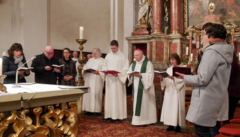 Beim Schlusslied im Altrraum der Wallfahrtskirche Fährbrück