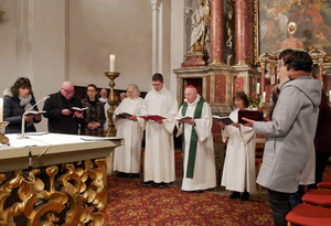 Beim Schlusslied im Altrraum der Wallfahrtskirche Fährbrück