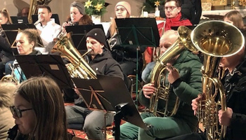 Eine kleine Gruppe an Musizierenden in der Opferbaumer Kirche