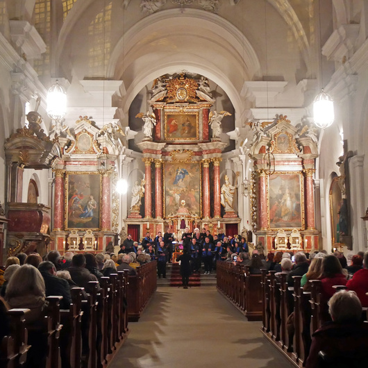 Gesamtblick in der Kirche von hinten nach vorne