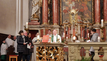 Blick von der Kirche in den Altarraum 