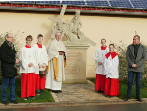 Gruppenbild vor dem frisch gesegneten Kreuzschlepper