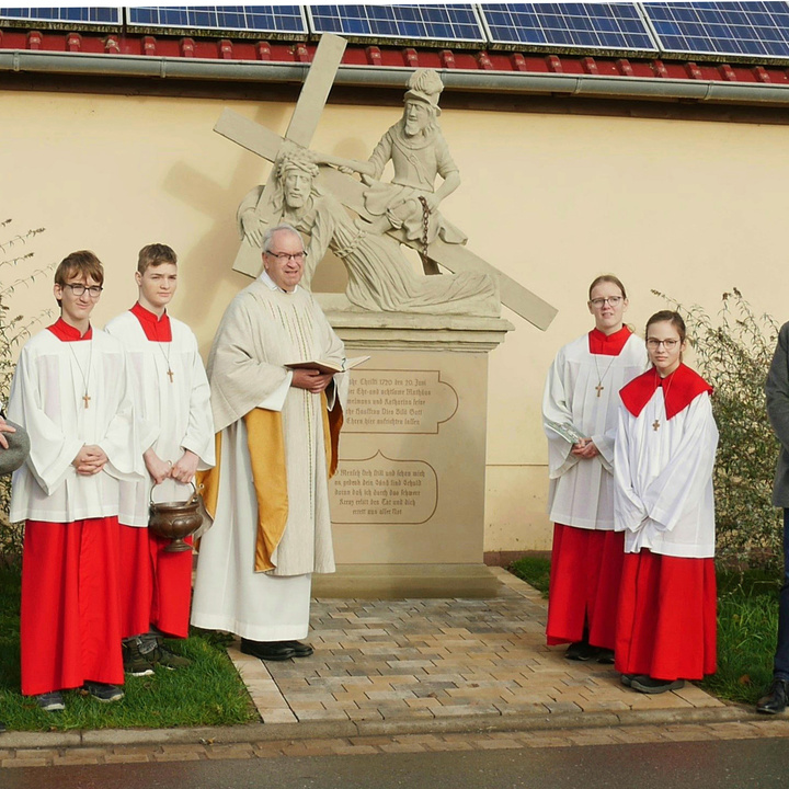 Gruppenbild vor dem frisch gesegneten Kreuzschlepper