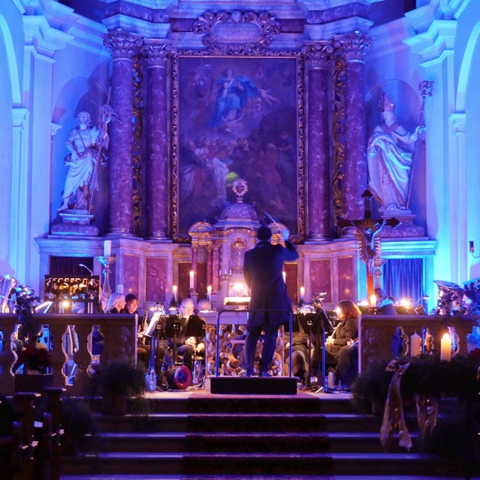 Stimmungsvolles Bild in blauen Farbtönen von der Kirche beim Konzert