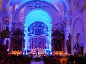 Stimmungsvolles Bild in blauen Farbtönen von der Kirche beim Konzert