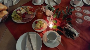 Detailaufnahme eines Frühstückstisches