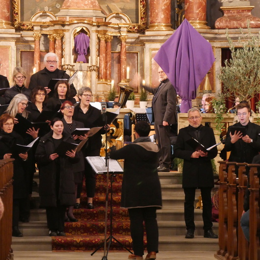 Der Chor Chorisma auf den Altarstufen